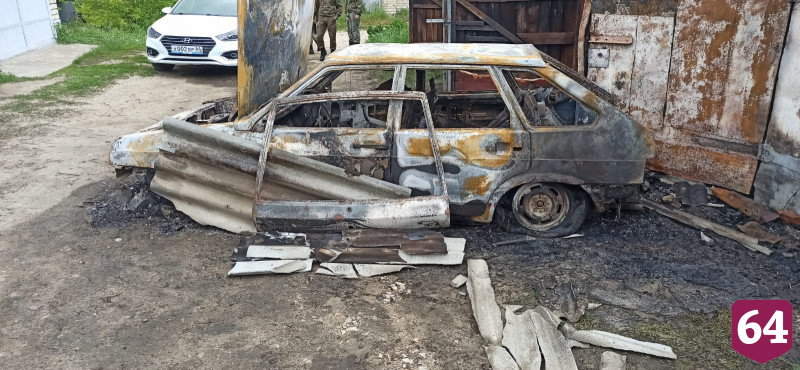 Три гаража и автомобиль огонь уничтожил ночью под Саратовом