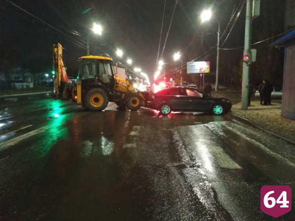 В аварии с трактором в Саратове покалечились 3 человека