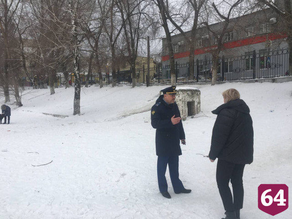 У лицея в Саратове обнаружили опасную стихийную горку