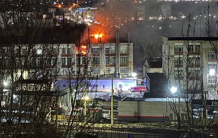 В Саратове 50 пожарных тушили здание на территории завода