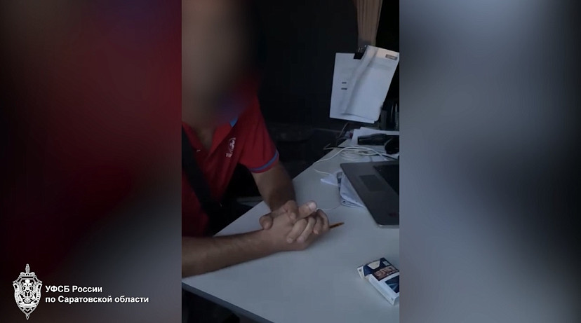 Дальнобойщика задержали за взятку сотруднику ФСБ на трассе под Саратовом 