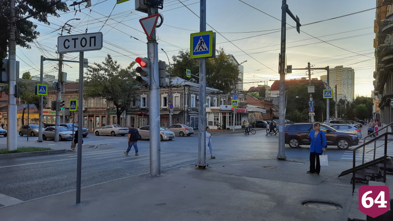 Саратовцев возмутили 17 столбов на перекрестке улицы Чапаева