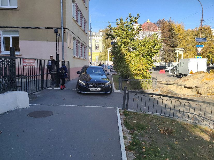 В Саратове автохамы объезжают коммунальные раскопки по тротуару