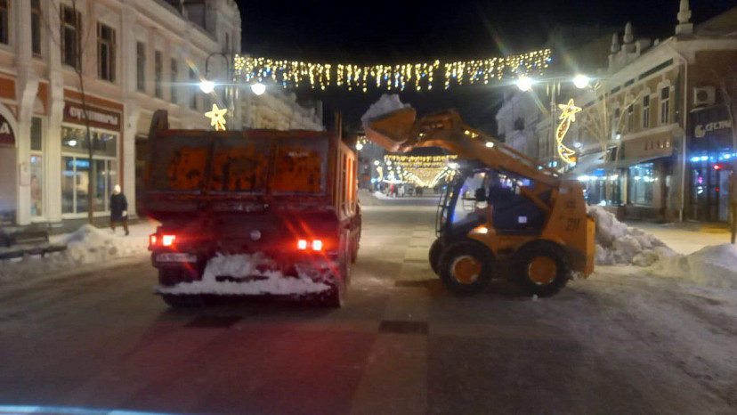 Снег в Саратове ночью убирали 225 единиц техники