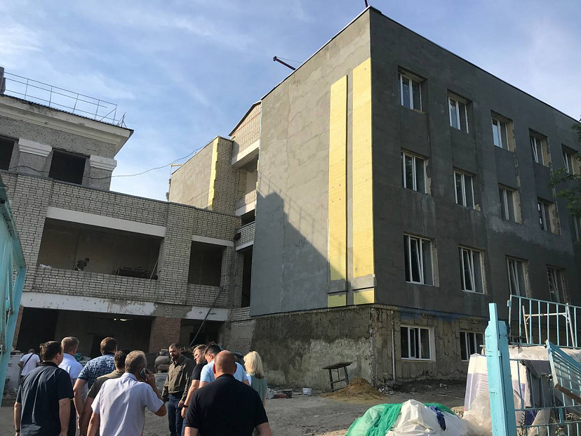 Глава Саратова поручил возвести пристройки к школам в сжатые сроки