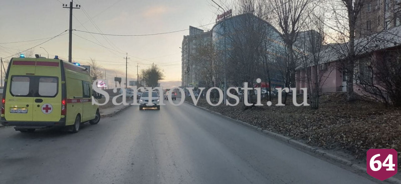 В Саратове мужчина попал в больницу после наезда иномарки
