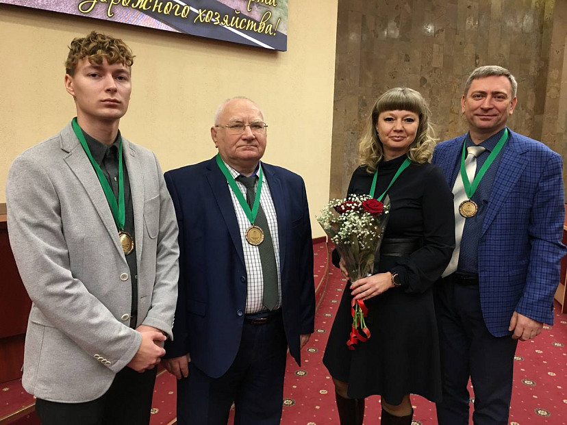 Трудовая династия саратовцев со стажем более века получила медаль