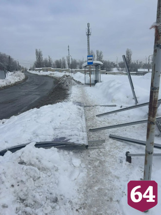 В Саратове завели уголовное дело после падения остановки на женщину 