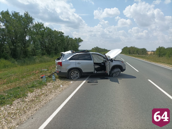 Два пассажира кроссовера пострадали в ДТП на трассе под Саратовом