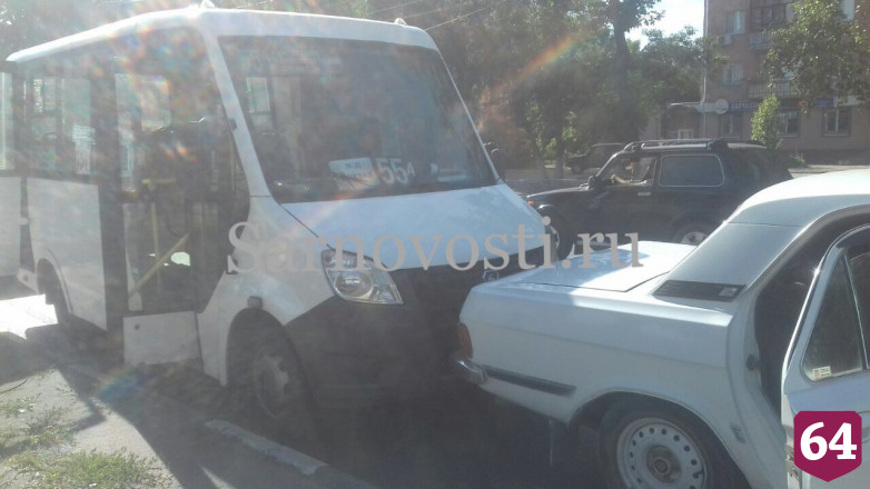 В Саратове пассажирка маршрутки травмировалась в ДТП с «Волгой»
