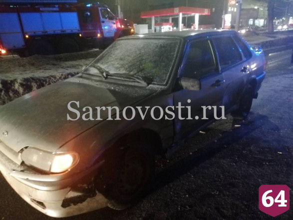 В Саратове пьяный мужчина угнал машину друга и попал в ДТП