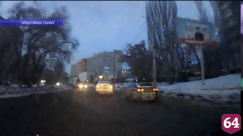 В Саратове пьяный водитель пытался спрятаться от полиции на парковке