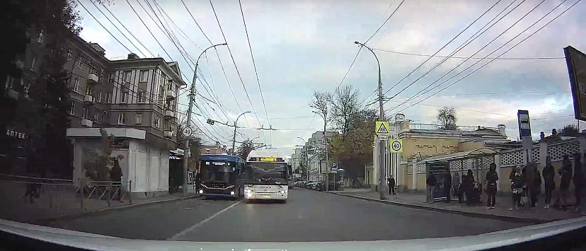 Автобус устроил «гонку» с троллейбусом на Московской