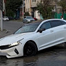 В центре Саратова автомобиль угодил в коммунальную яму