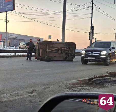 В Саратове после аварии с иномаркой перевернулась «Нива»