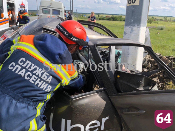 В ДТП на саратовской трассе погибла пассажирка такси Uber 