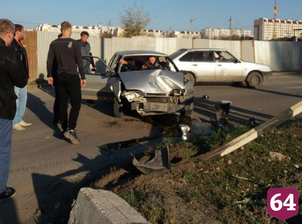 Водитель «Лады» врезался в столб и пытался сбежать с места аварии