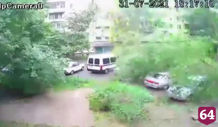 В Саратове дерево рухнуло на 3 автомобиля