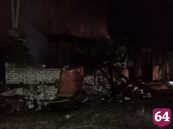 Мальчики перед смертью в огне разбудили пьяного отчима и спрятались под кроватью