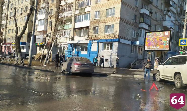 В центре Саратова легковушку после ДТП выбросило на тротуар