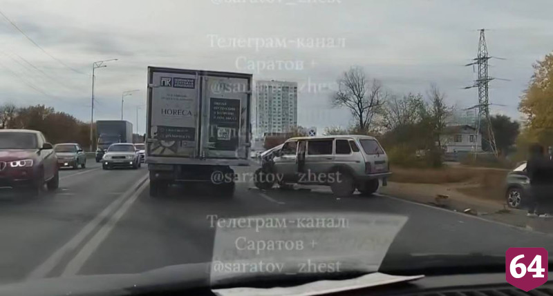 Кроссовер улетел в отбойник в ДТП на улице Усть-Курдюмской