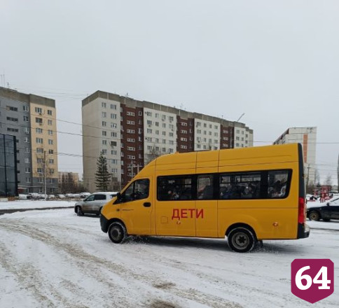Полицейские Дед Мороз и Снегурочка дарили саратовцам подарки