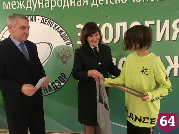 Саратовским призерам экопремии вручили ноутбуки и смарт-часы