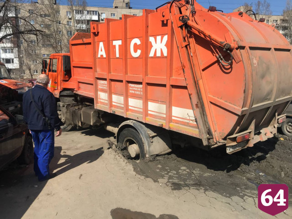 В Саратове мусоровоз увяз в грязи 