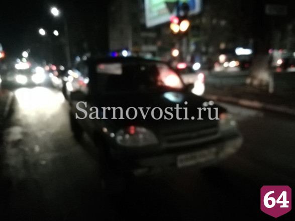 В Саратове мужчина попал под внедорожник 
