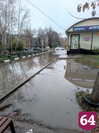 Жители проходят «тест на трезвость» из-за огромных луж у остановки