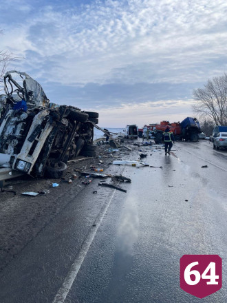 В аварии с грузовиками и легковым автомобилем погибли 2 человека