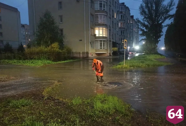 В Саратовской области сильный ветер повалил водонапорную башню 