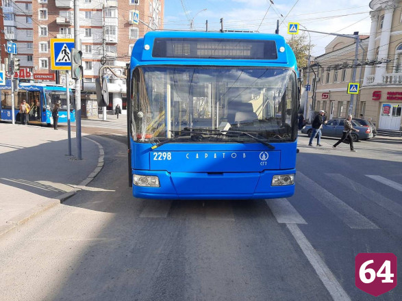 В Саратове женщина попала под троллейбус
