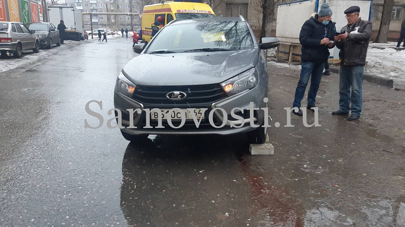 В Саратове сбитого пешехода зажало под колесами легковушки 