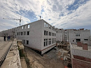 В новой школе Саратова активно строят главный корпус и бассейн