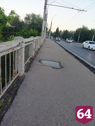 В Саратове на мосту провалился асфальт