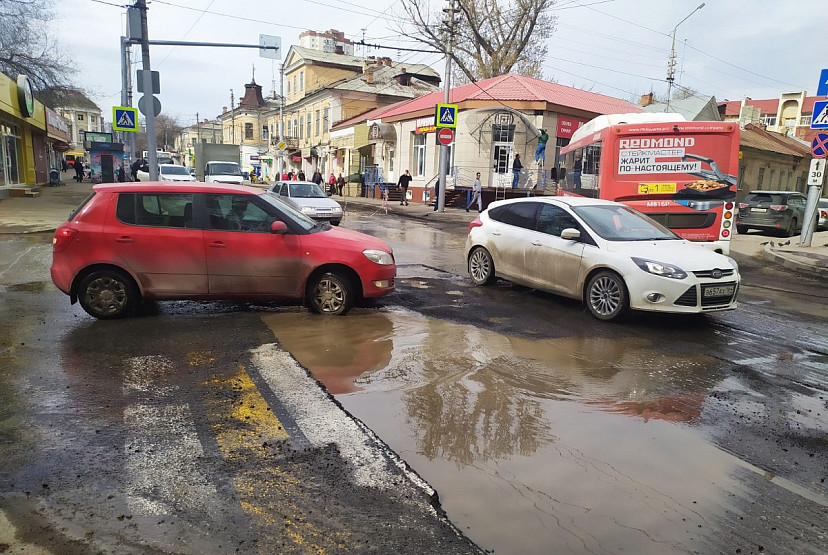 В Саратове коммунальные лужи мешают асфальтировать дороги 
