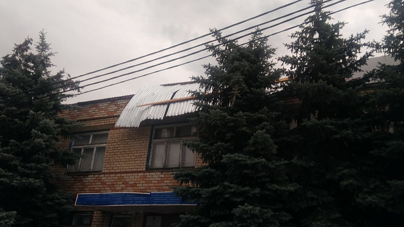 Ветер сорвал кровлю с административного здания 