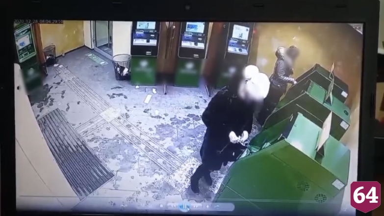 Женщина украла деньги из банкомата и попала на камеры