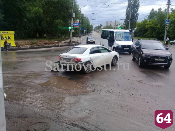 Женщины повредили ноги в ДТП на Московском шоссе