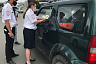 В День семьи полицейские дарили саратовцам ромашки 