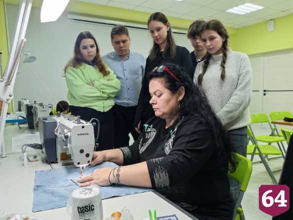 Саратовских эковолонтеров учат шить полезные вещи из старых джинсов