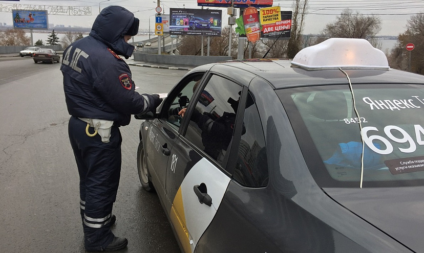 Саратовских таксистов учили правильно носить маски 