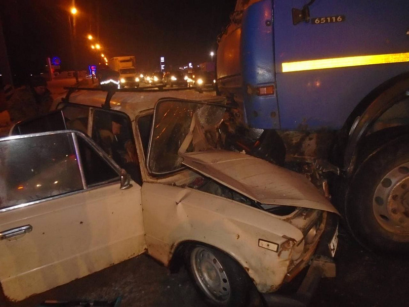 В массовой аварии с грузовиком под Саратовом ранены трое