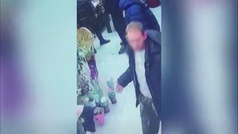 Кража «Айфона» в цветочном магазине Саратова попала на видео