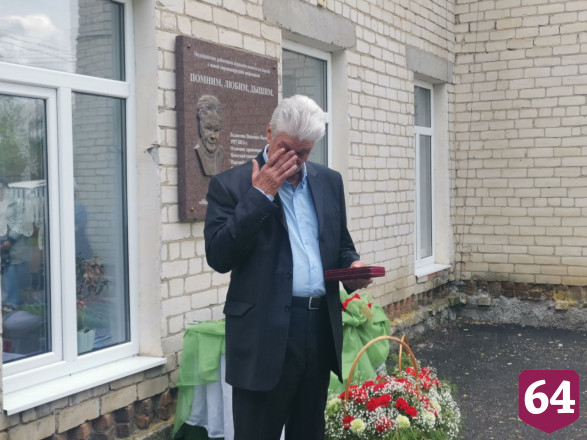 В честь погибшего от коронавируса врача открыли мемориальную доску