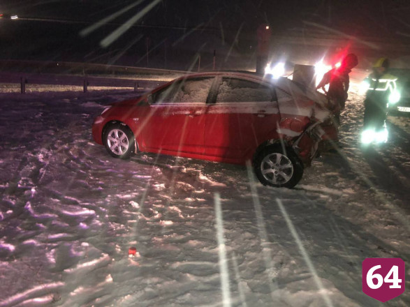 На саратовской трассе в снегопад столкнулись два автомобиля