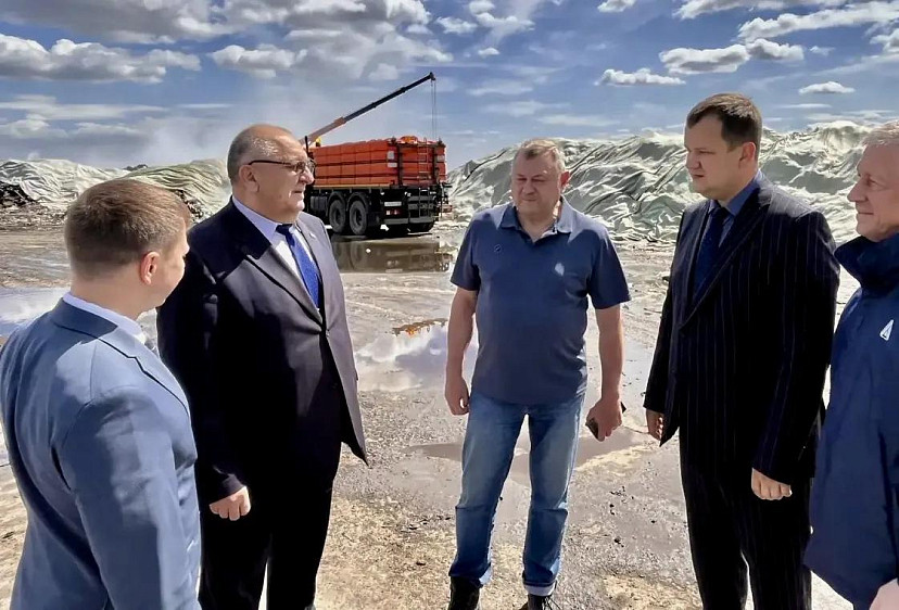 Задымление от тлеющей в Саратове свалки сдерживают специальные маты