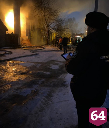 При установке натяжных потолков обрушился и загорелся 2-этажный дом под Саратовом
