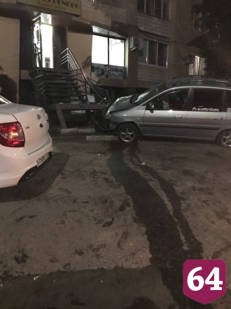 В Саратове пьяный водитель иномарки сбил пешехода и врезался в кучу щебня